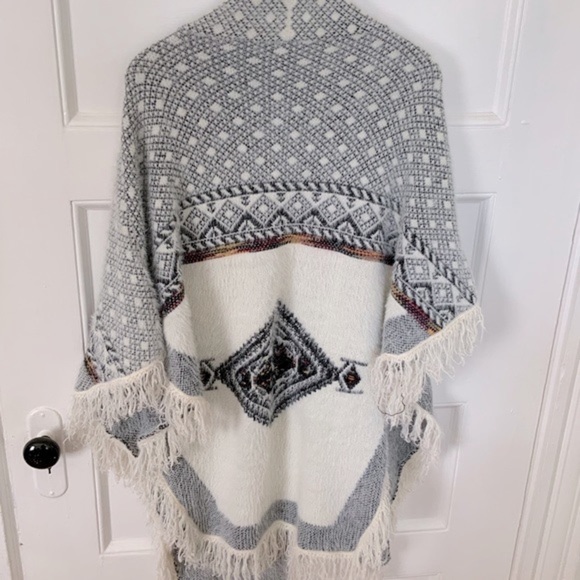Roffe Accessories Cozy Knit Kimono Cape Gray & Cream - One Size - Western Style - Picture 3 of 7